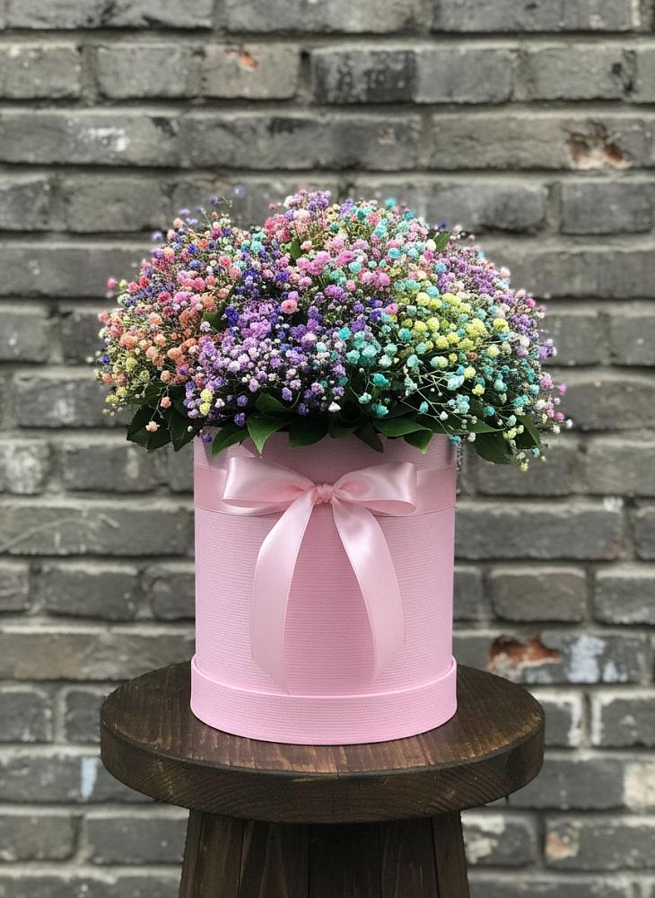 Цветочная композиция из Гипсофила и Розы в шляпной коробке в Малышево