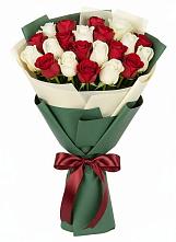 Букет Микс из красных и белых роз в Малышево