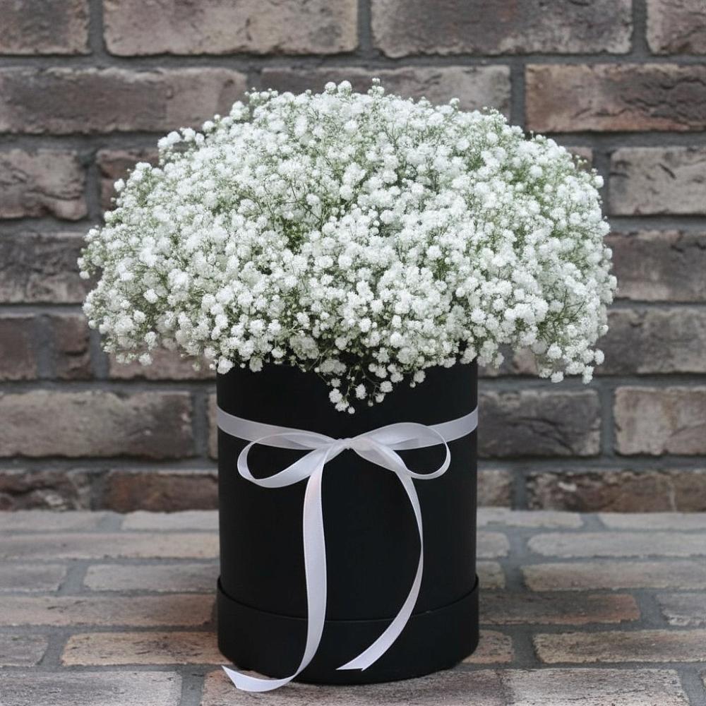 Цветочная композиция из Гипсофила в шляпной коробке в Малышево