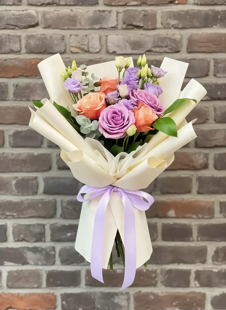 Букет цветов из: Лизиантусы и Розы в Малышево