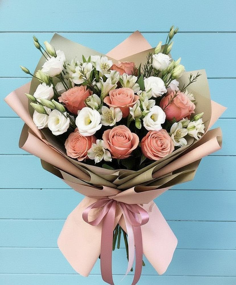 Букет цветов из: Розы, Альстромерии и Лизиантусы в Малышево