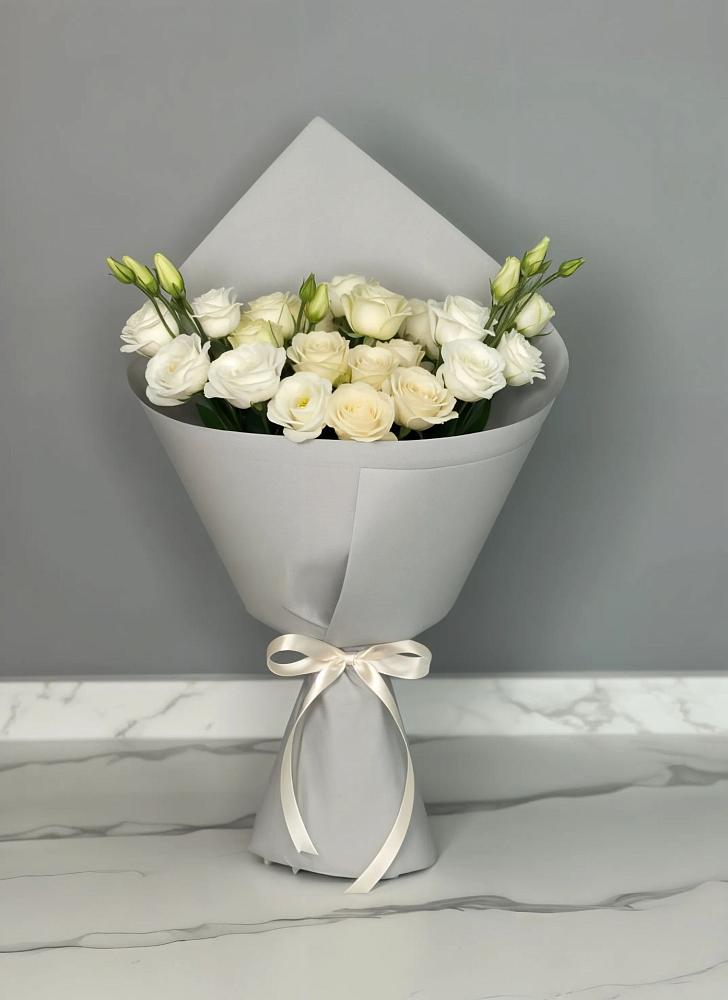 Букет цветов из: Розы и Лизиантусы в Малышево