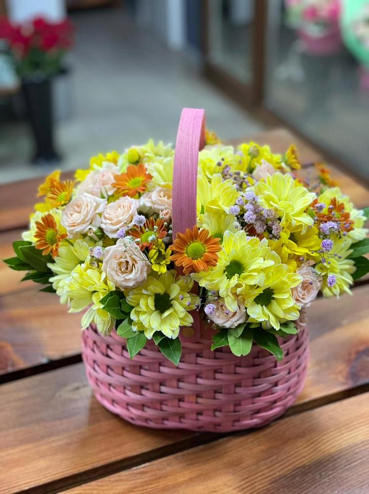 Цветочная композиция из Хризантемы и Розы в корзине в Малышево