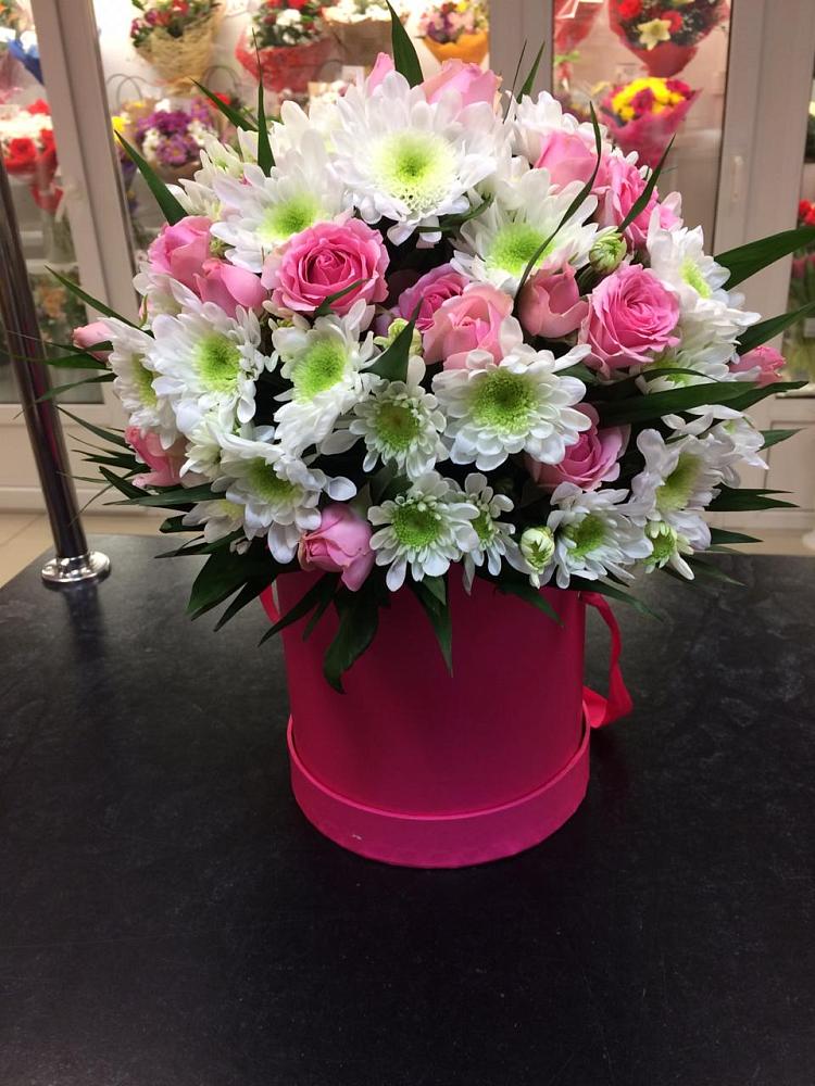 Цветочная композиция из Розы и Хризантемы в шляпной коробке в Малышево