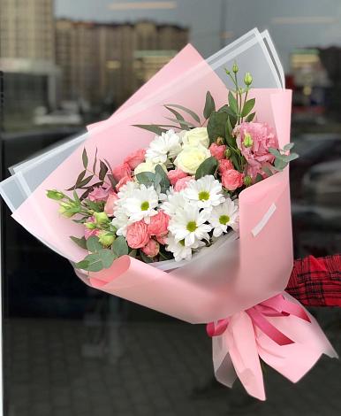 Букет цветов из: Розы, Лизиантусы и Хризантемы в Малышево