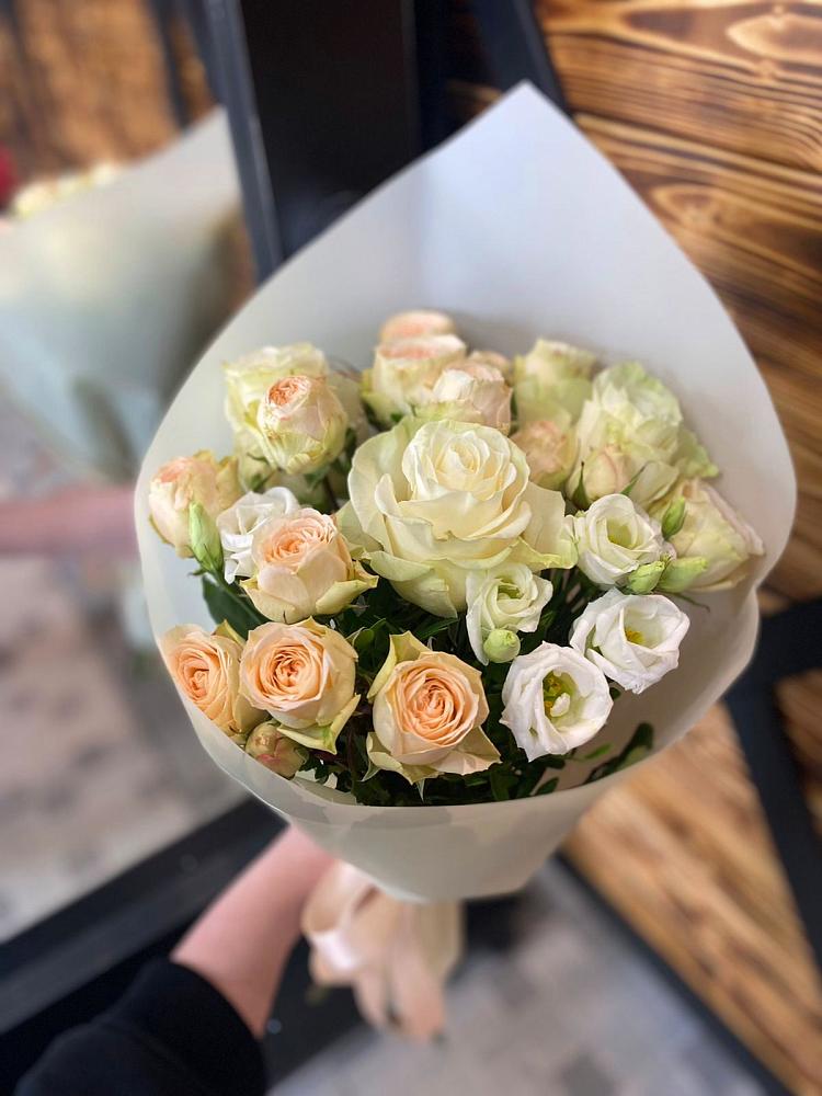 Букет цветов из: Розы и Лизиантусы в Малышево